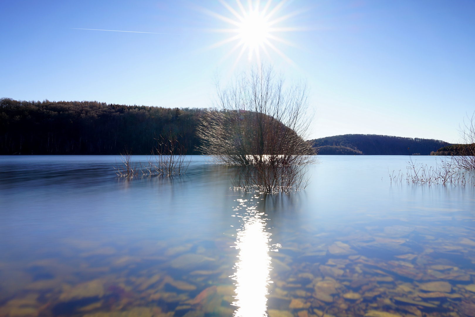 Seelandschaft im Sonnenschein