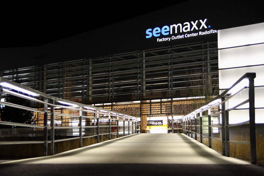 Seemaxx-Center bei Nacht