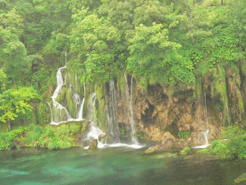 Seen mit Wasserfall