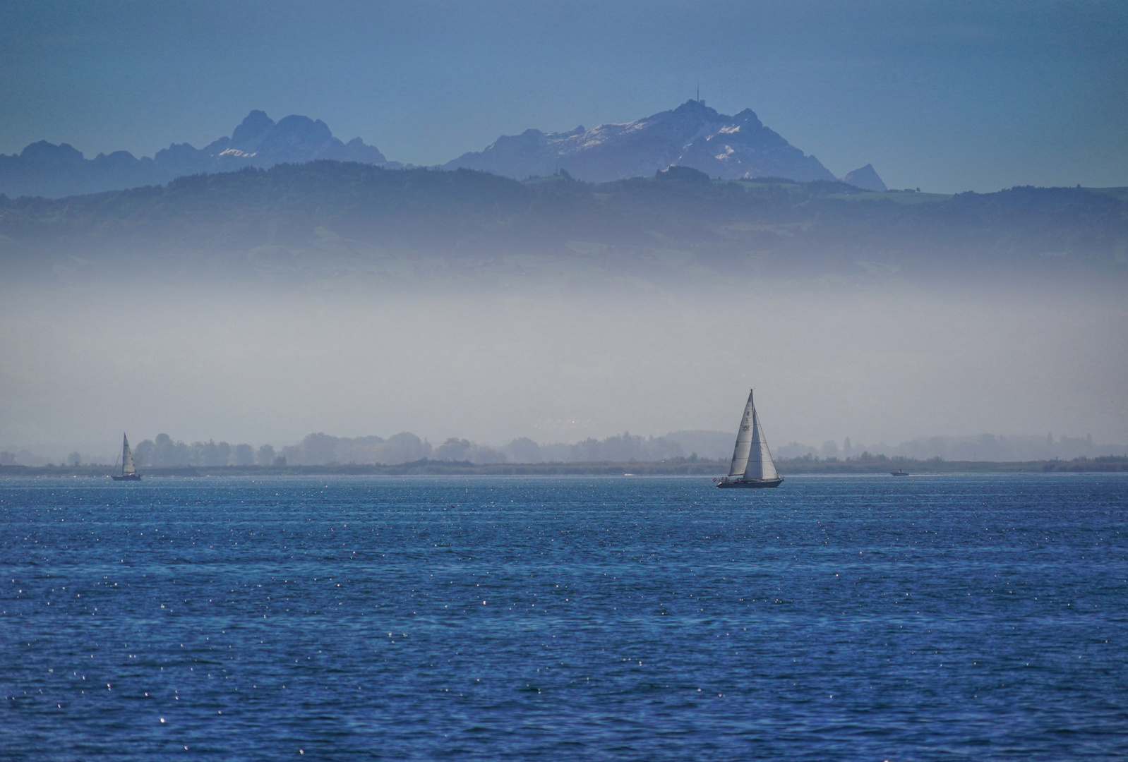 Seenebel am Bodensee in Lindau mit dem Blick auf die Schweiz/Säntis 