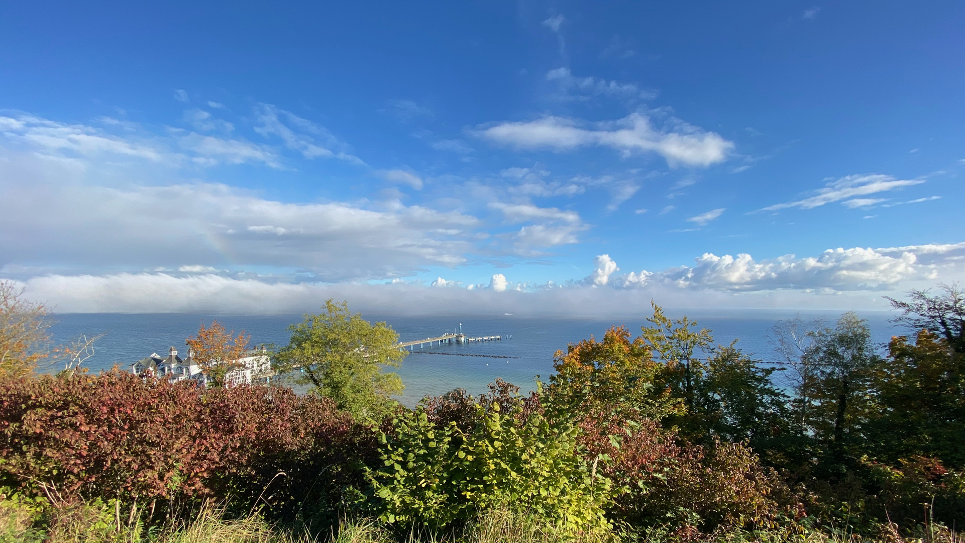 Seenebel nähert sich Sellin auf Rügen.