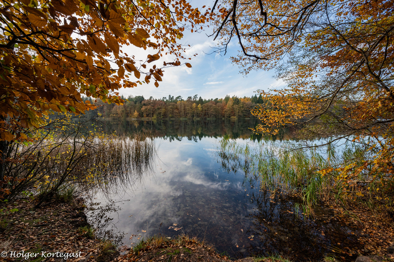 Seenlandschaft im warmen Licht des Herbstes