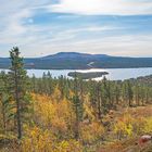 Seenlandschaft in Lappland in der Ruska-Zeit