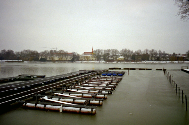 Seenlandschaft mit Ästen in der oberen rechten Ecke.