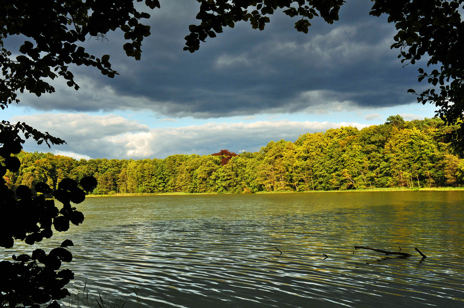 Seenlandschaft mit Bewölkung