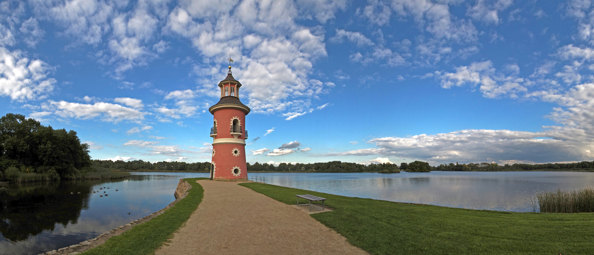 Seenlandschaft mit Leuchtturm