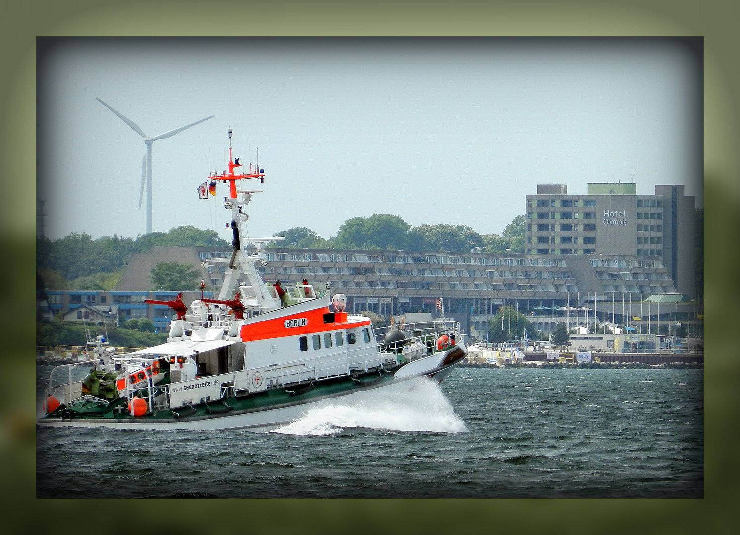 Seenotkreuzer "Berlin" im Rettungseinsatz auf der Ostsee vor dem Olympiazentrum Kiel-Schilksee