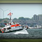 Seenotkreuzer "Berlin" im Rettungseinsatz auf der Ostsee vor dem Olympiazentrum Kiel-Schilksee