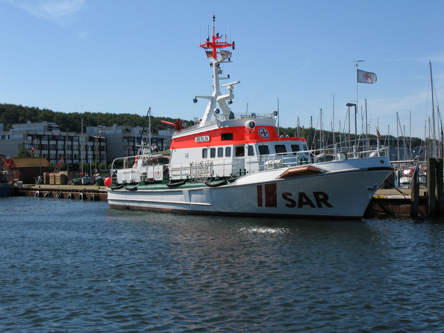 Seenotretter Berlin im Hafen von Laboe