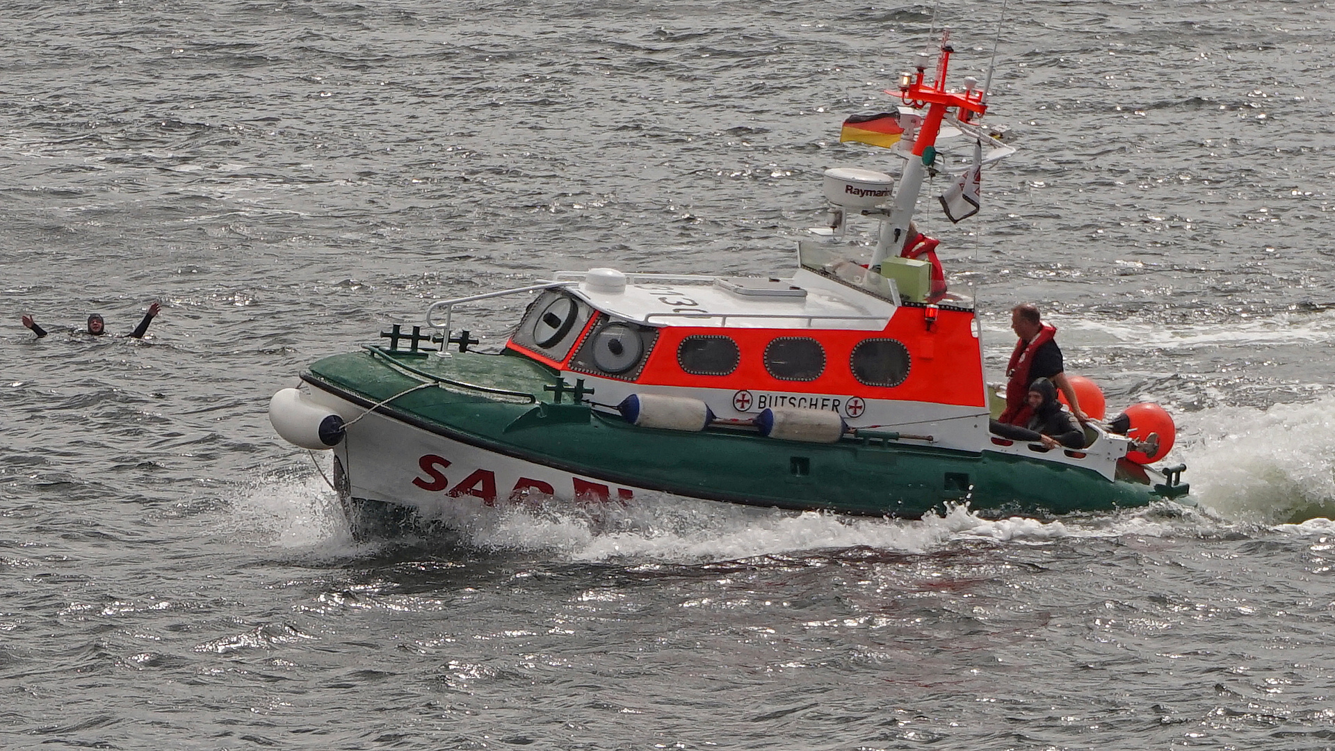 Seenotretterbeiboot eilt zur Taucherrettung