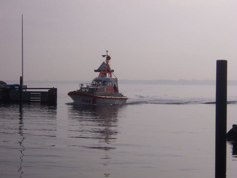 Seenotrettungsboot läuft in den Hafen