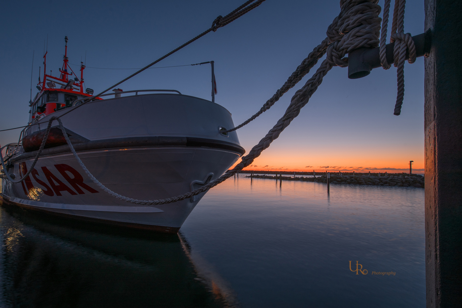 Seenotrettungskreuzer "Hans-Hackmack" im Sonnenaufgang