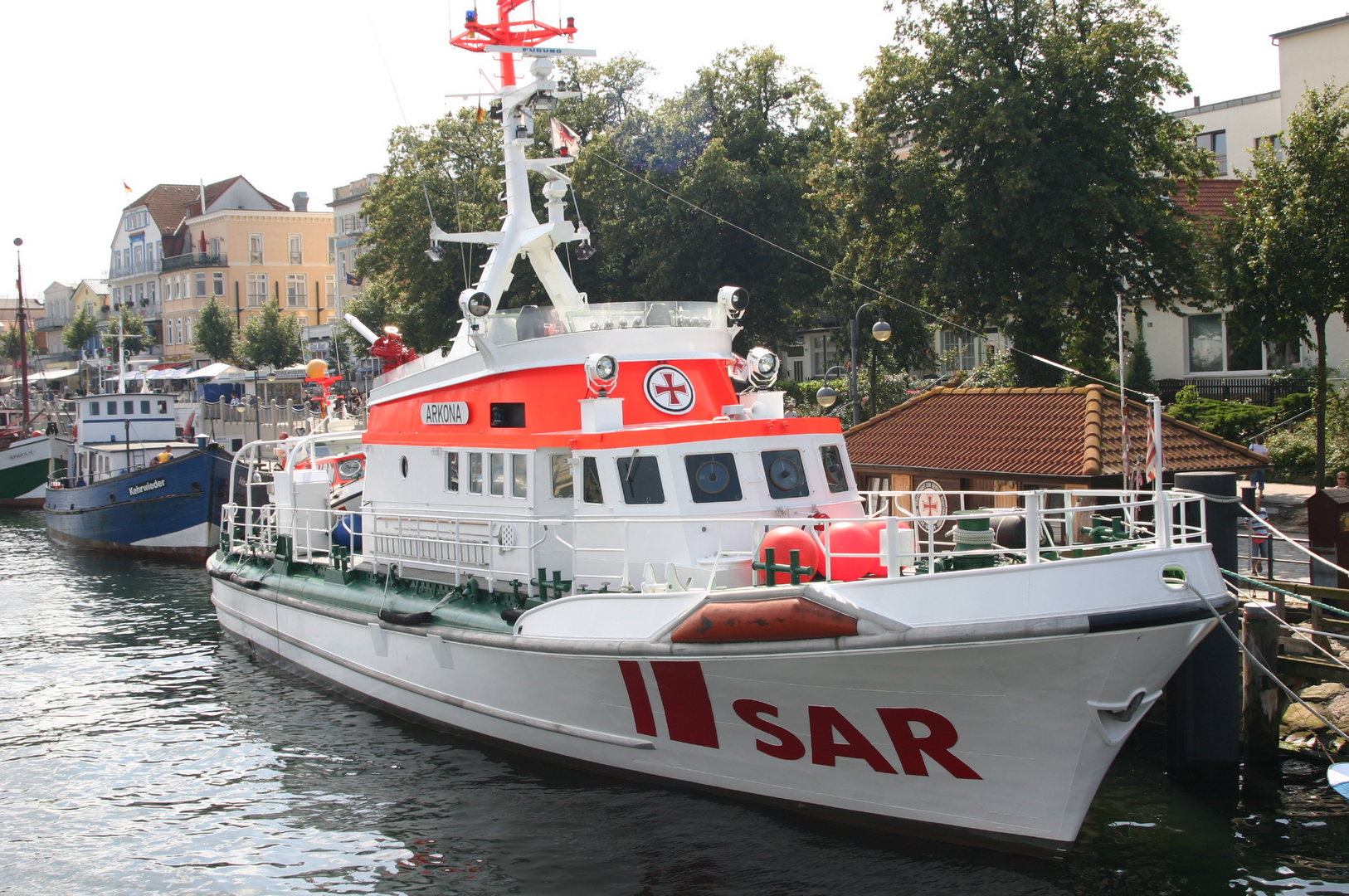 Seenotrettungskreuzer in Warnemünde