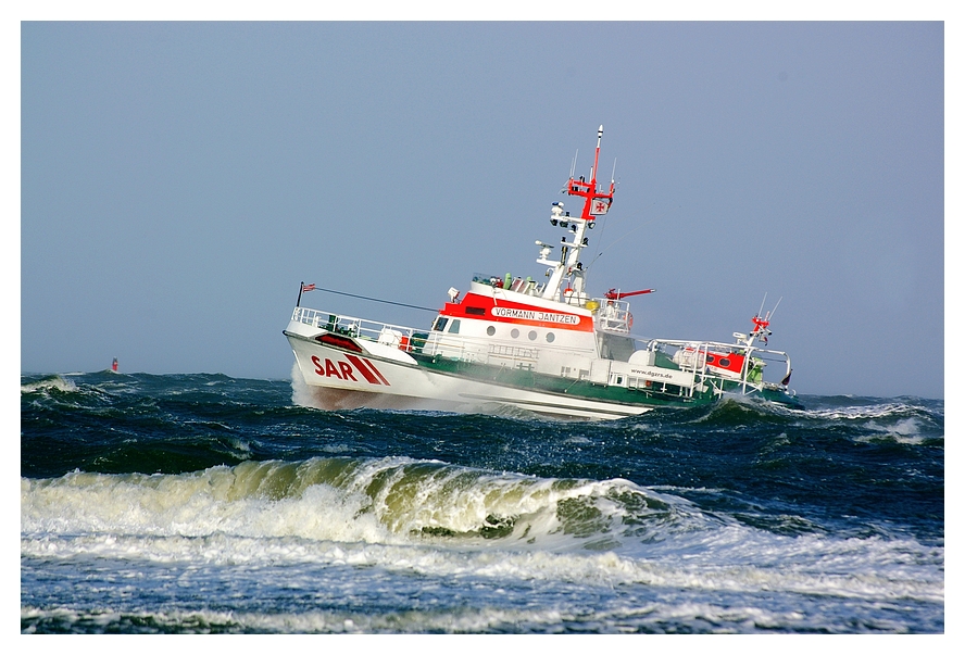 Seenotrettungskreuzer Vormann Jantzen in schwerer See