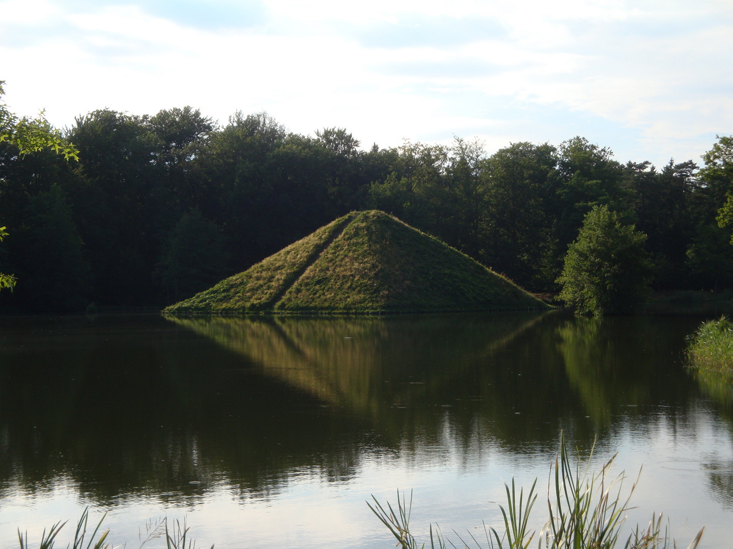 Seepyramide im Landschaftsgarten von Schloss Branitz