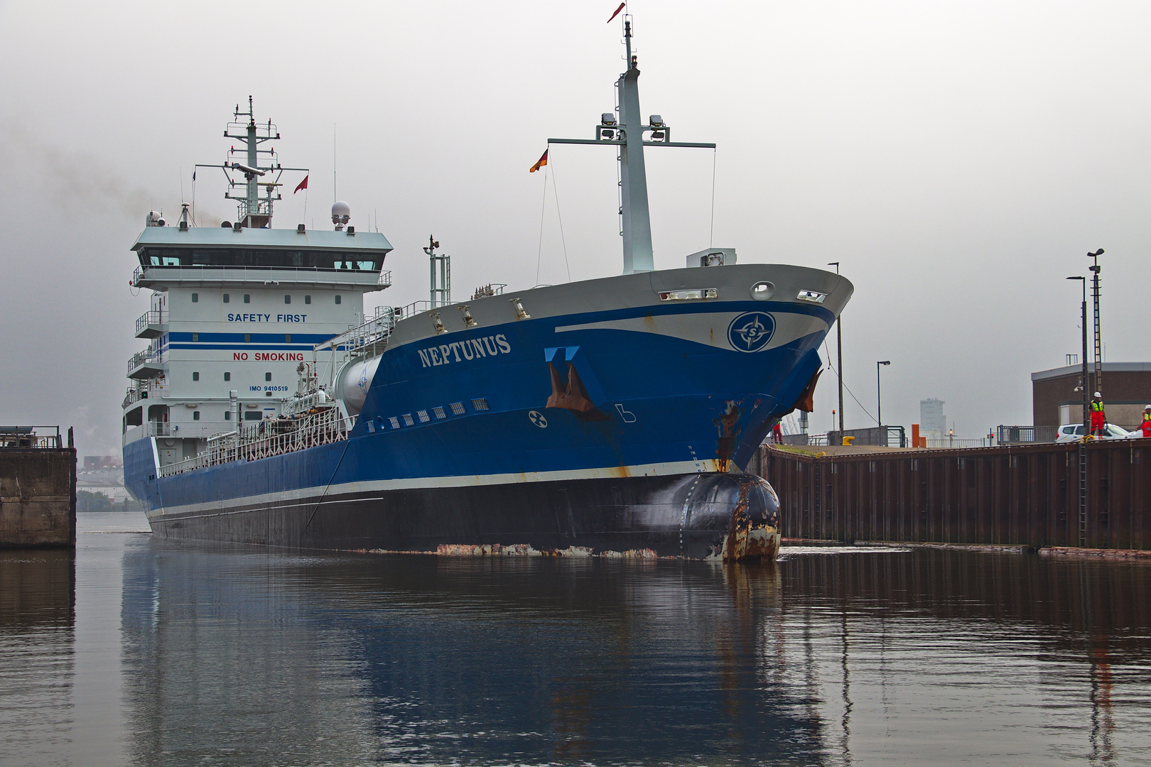 Seeschiff Neptunus läuft in die Schleuse ein