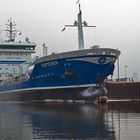 Seeschiff Neptunus läuft in die Schleuse ein