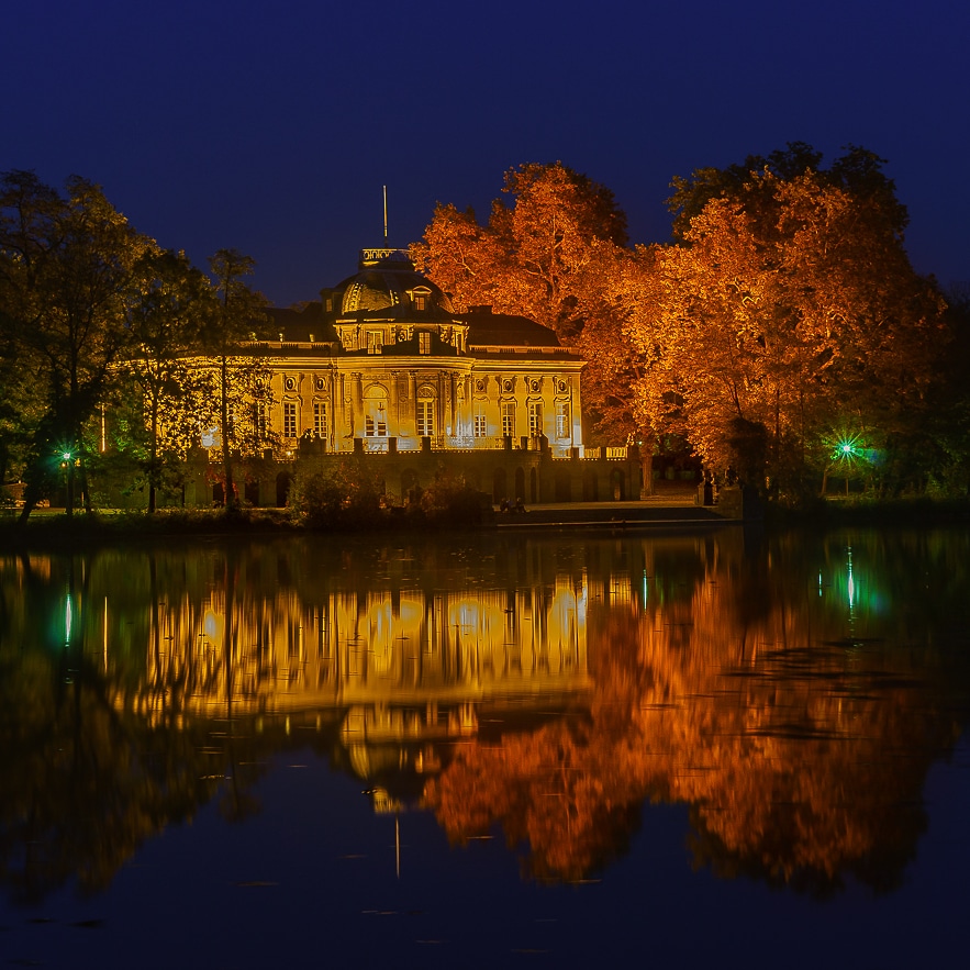 Seeschloss bei Nacht