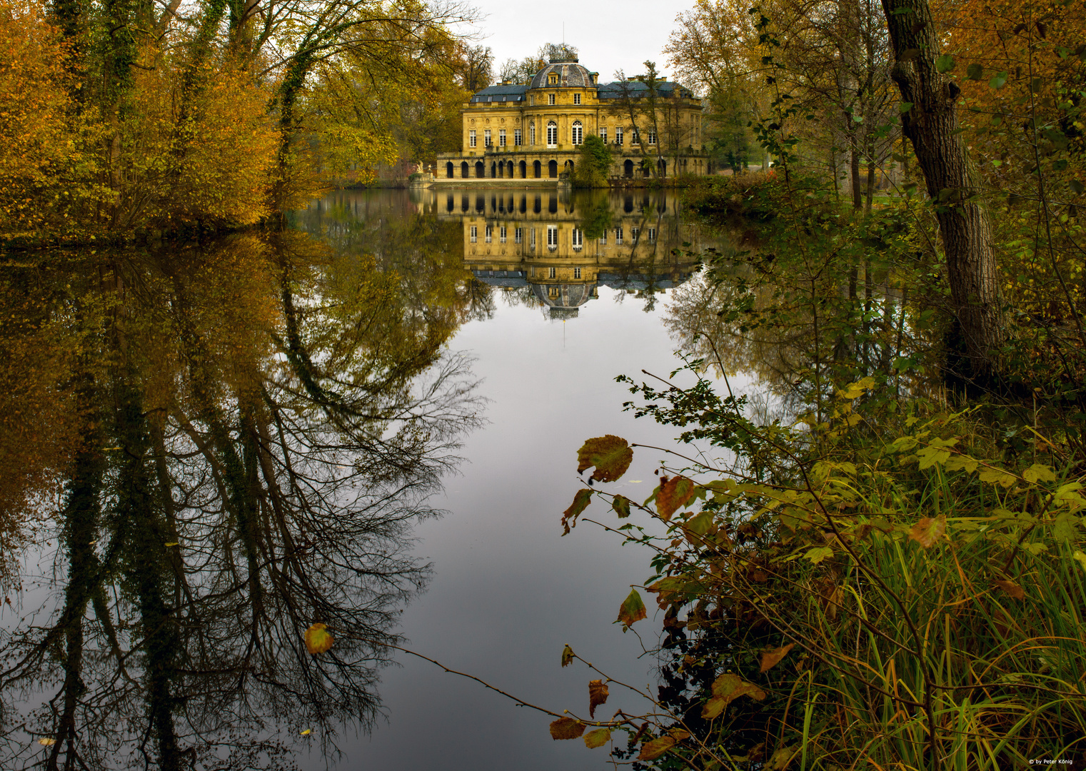 Seeschloss Monrepos im Herbst