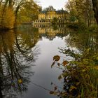 Seeschloss Monrepos im Herbst