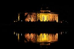 Seeschloss Monrepos West/ Wasserseite bei Nacht