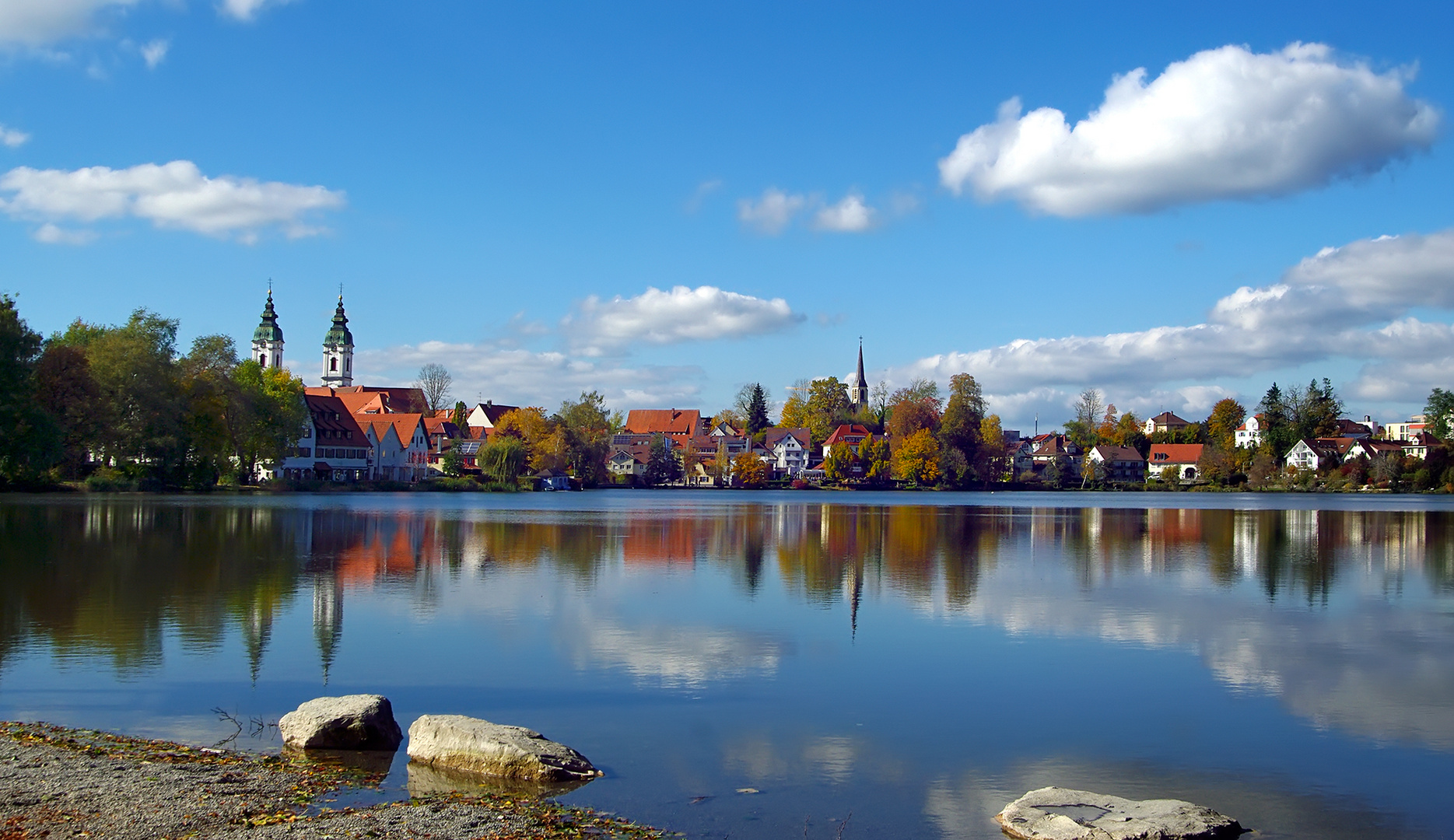 Seespiegelung im Spätsommer