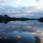 Seespiegelungen bei Mitternachtssonne