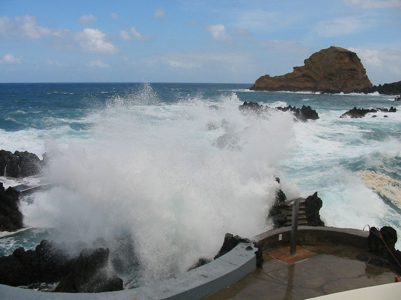 Seewasserbecken mit Brandung in Porto Moniz