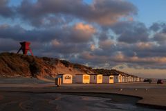 Seezeichen und Badehäuser bei Sonnenuntergang