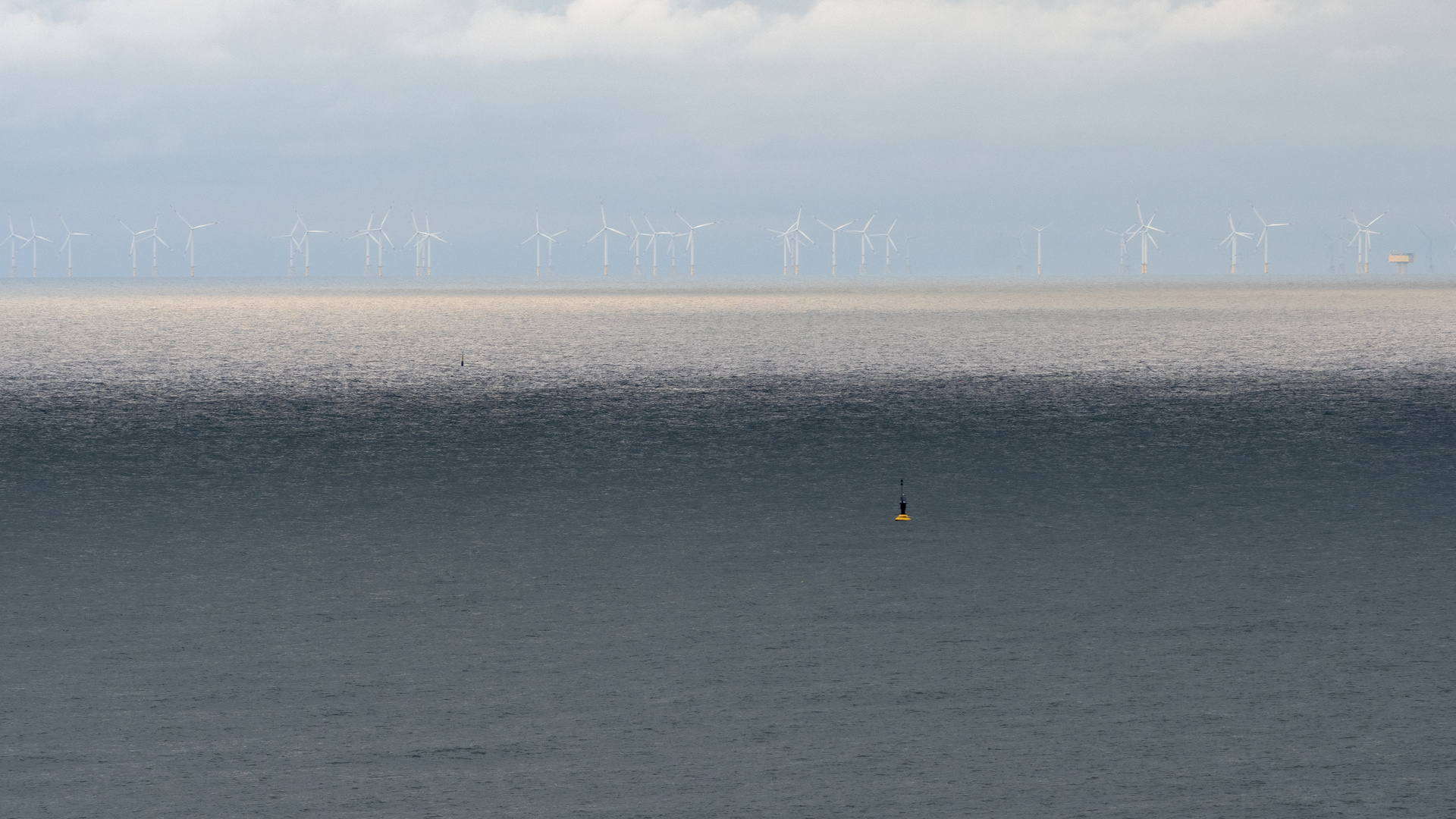 Seezeichen und Windpark