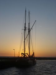 Segel-Oldtimer im Sonnenuntergang
