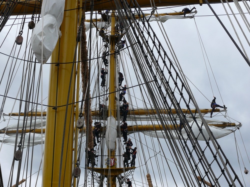 Segel setzen auf der Gorch Fock