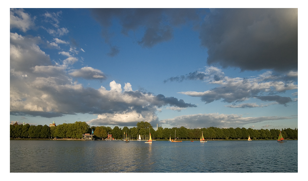 Segel unter tiefen Wolken