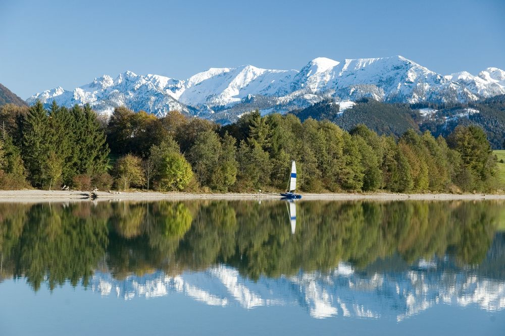 Segelboot am Forggensee im Herbst