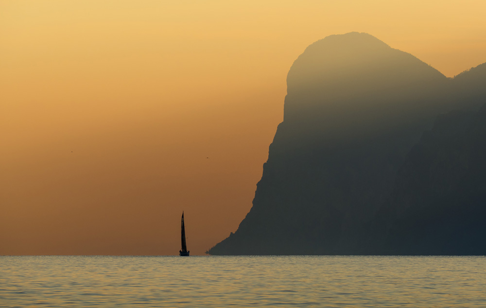 Segelboot am Horizont