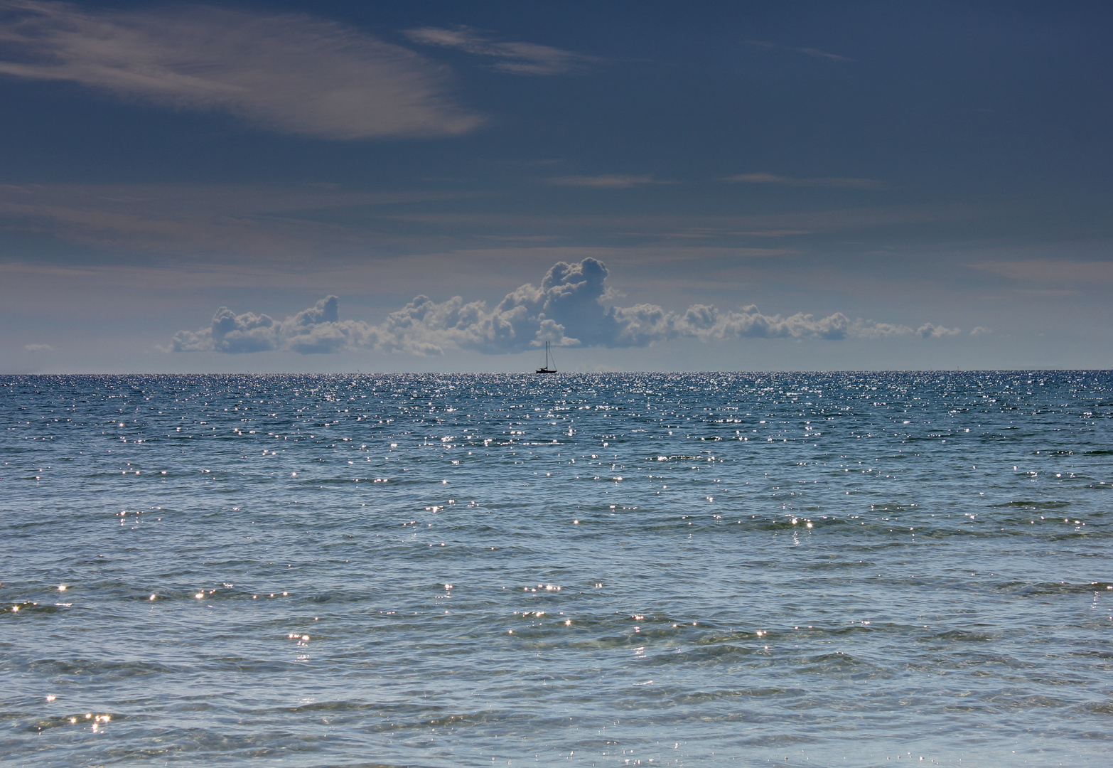 Segelboot am Horizont