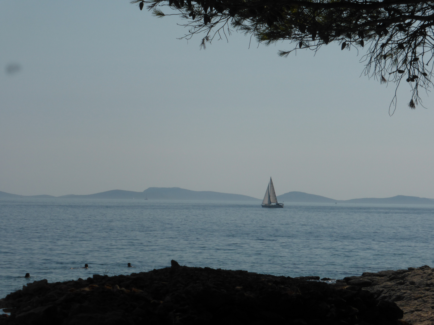 Segelboot am Horizont