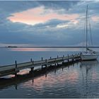 Segelboot am Steg auf dem Steinhuder Meer bei Abenddämmerung in der blauen Stunde