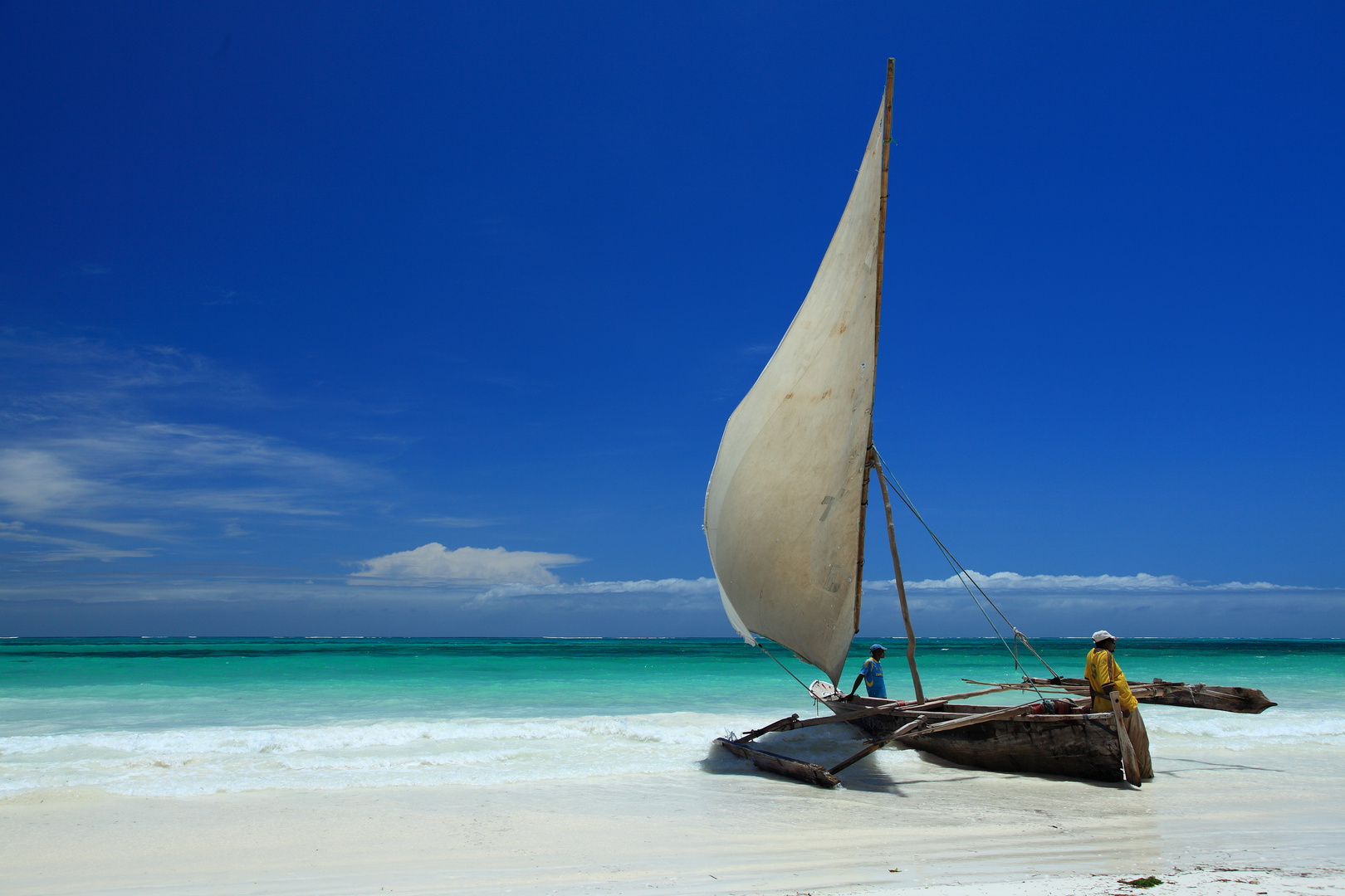 Segelboot am Strand von Kiwengwa Beach auf Sansibar