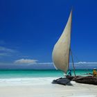 Segelboot am Strand von Kiwengwa Beach auf Sansibar