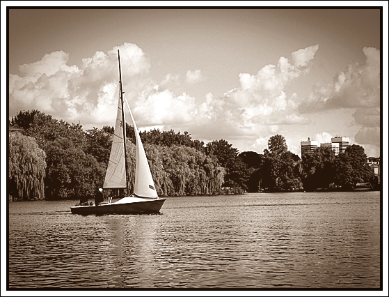 Segelboot an der Alster