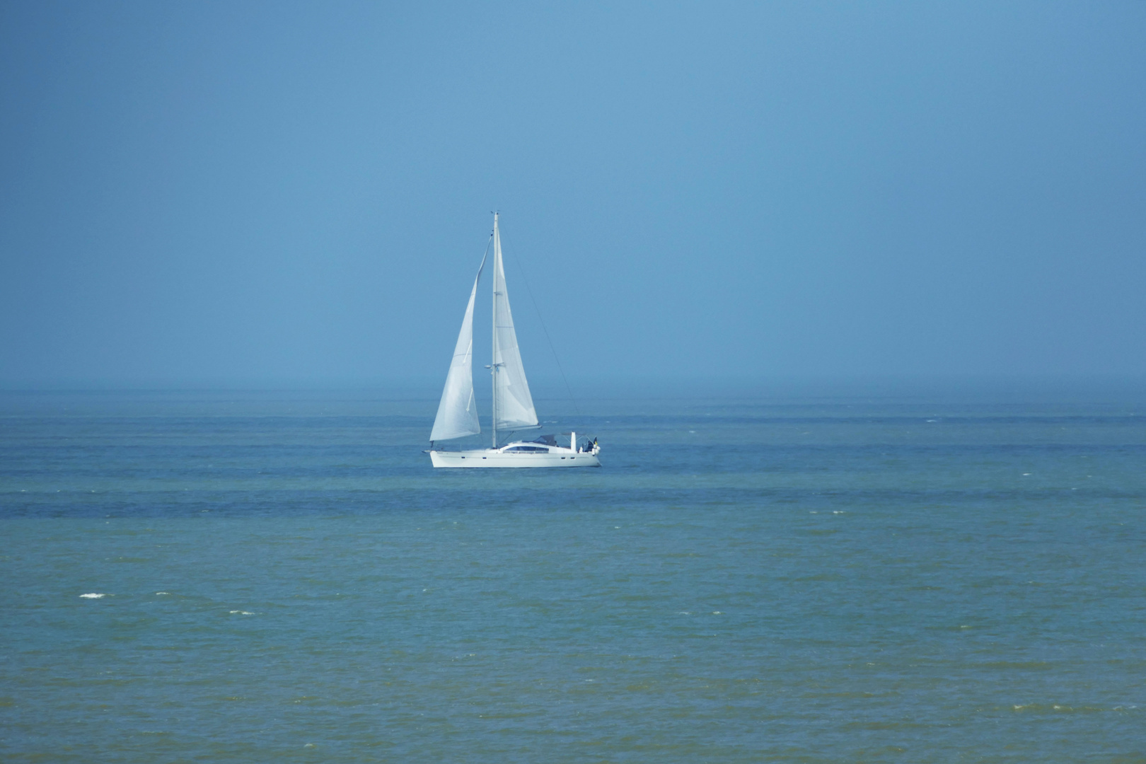 Segelboot an der Küste