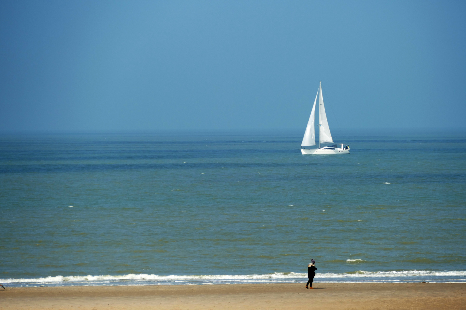 Segelboot an der Küste