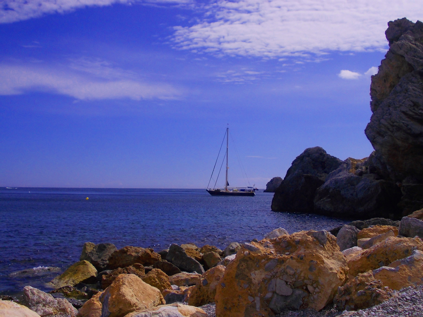 Segelboot an der Küste Andalusiens