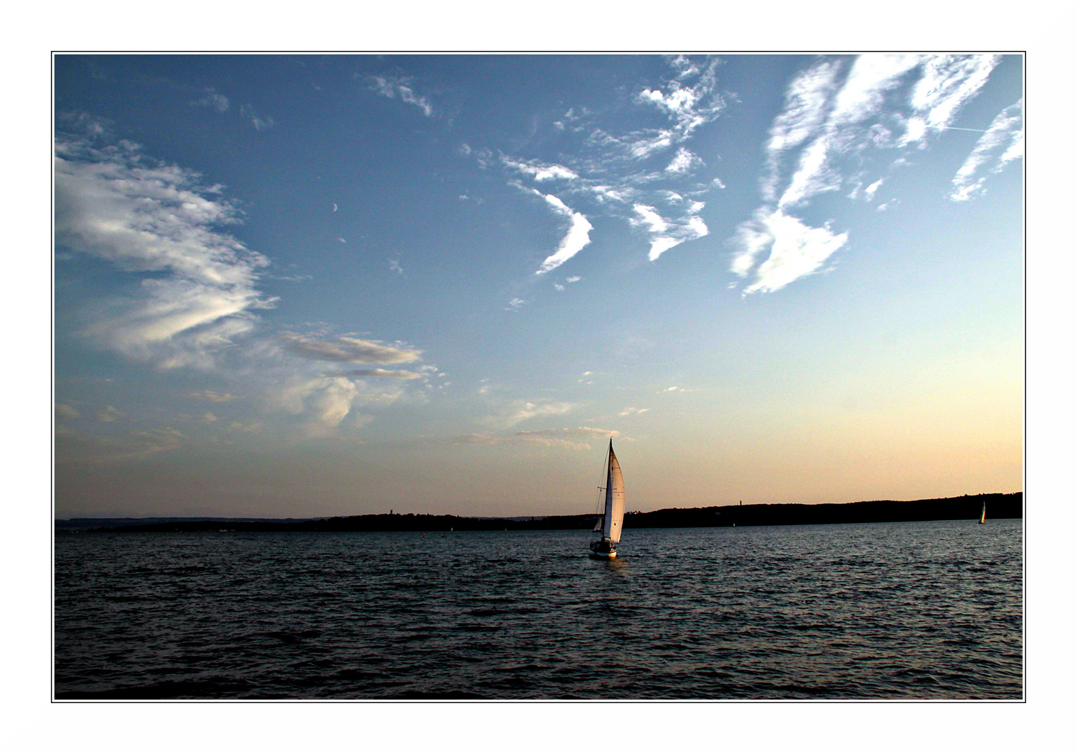 Segelboot auf dem Bodensee am frühen Abend