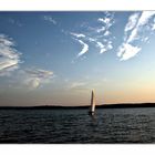 Segelboot auf dem Bodensee am frühen Abend