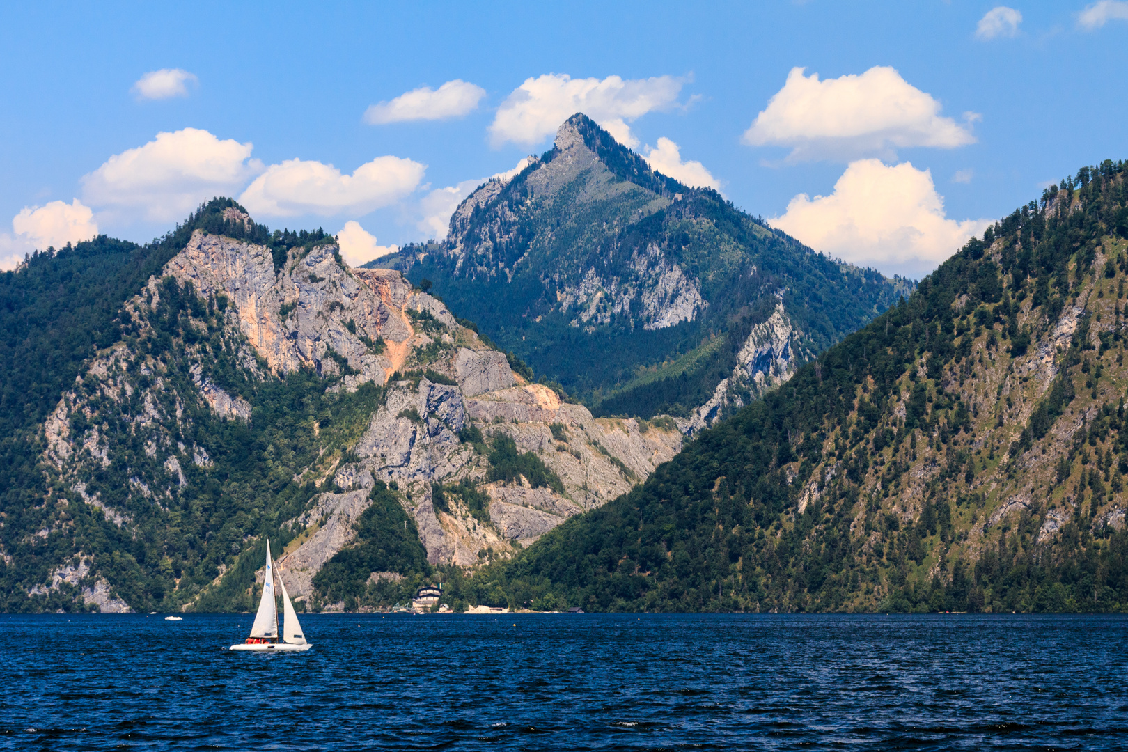 Segelboot auf dem Traunsee - die Harmonie der Dreiecke