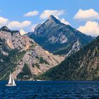 Segelboot auf dem Traunsee - die Harmonie der Dreiecke