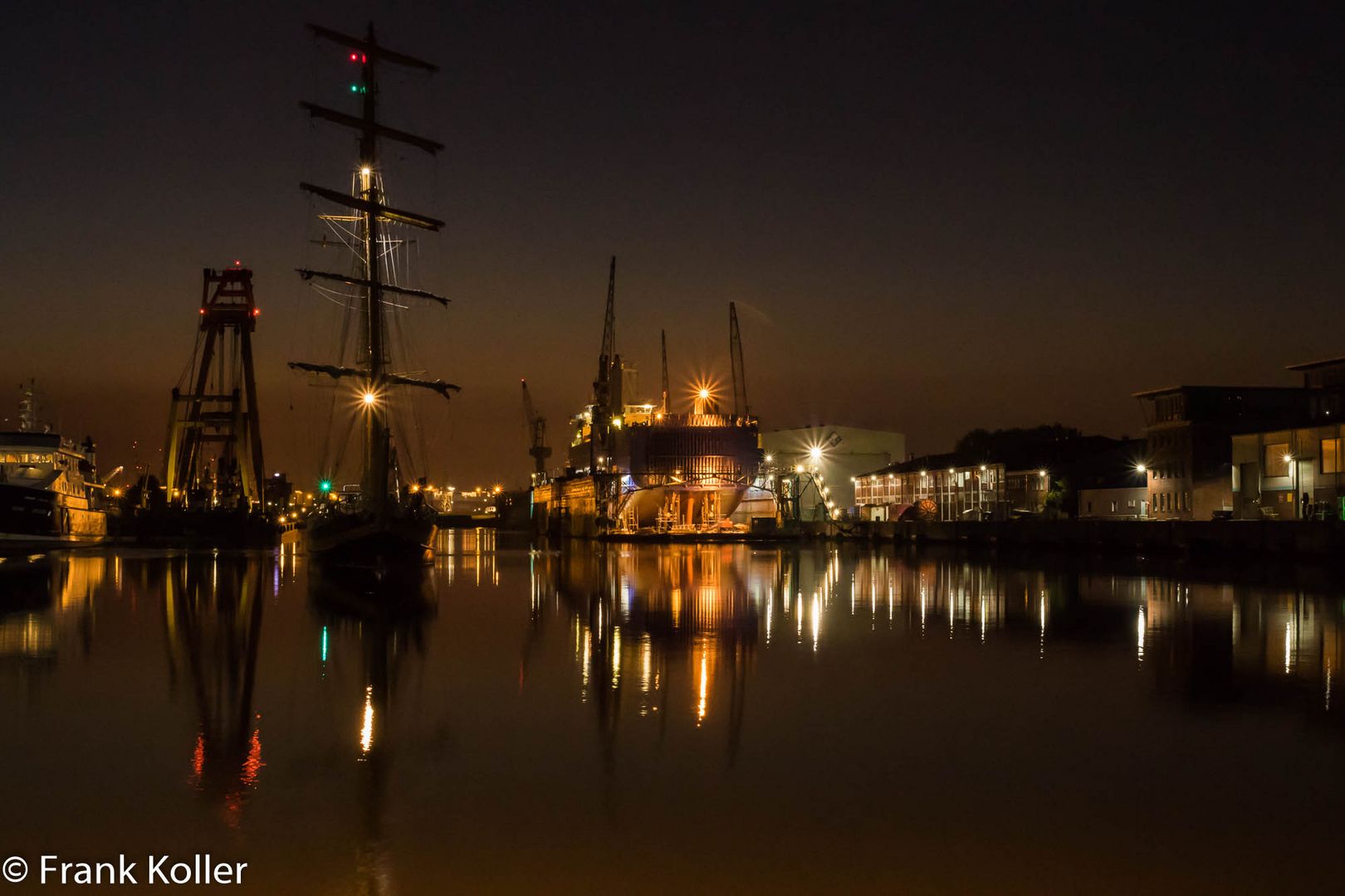 Segelboot bei Nacht