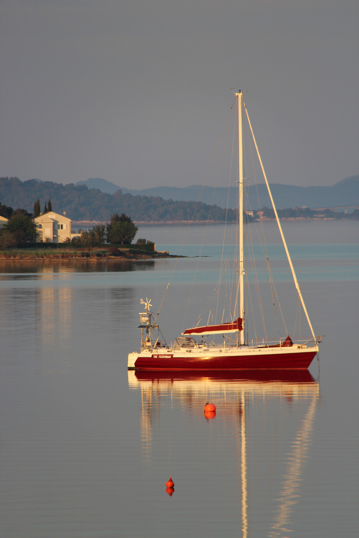 Segelboot bei Sonnenaufgang